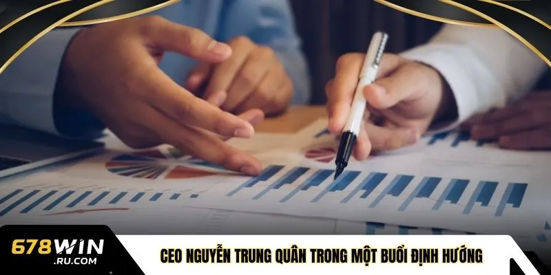 CEO Nguyễn Trung Quân trong một buổi định hướng 